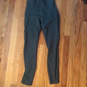 NWOT SIZE 4 7/8 LENGTH LULU LEGGINGS!